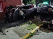 Se iban de vacaciones y los atropelló un auto que cruzó en rojo: una mujer y nene de 5 años están graves