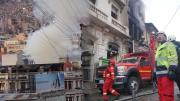 Incendio consume por completo una casa colonial en el centro de La Paz
