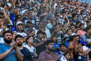 Hincha de Gimnasia sufrió una fuerte caída desde la tribuna antes del clásico y fue trasladado al hospital