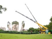 Tras dos años incompleta, la Floralis de Recoleta recuperó los pétalos que le faltaban