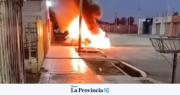 Un auto, carbonizado por un incendio en Chimbas