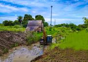 Aceleran trabajos de limpieza en los canales de drenaje en Montero