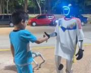 En las plazas de Venezuela ya no solo circulan personas sino robots humanoides y le van a la Vinotinto