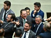 Brasil: los diputados aprueban una drástica reducción de la pena de Bolsonaro en una caótica sesión