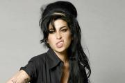 Padre de Amy Winehouse reclama dinero por subasta de ropa de la cantante