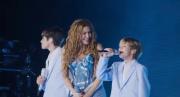VIRAL: Shakira subió por primera vez a sus hijos a un escenario para cantar en vivo 'Acróstico'