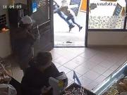 Dramático robo en una panadería de Mar del Plata: un ladrón amenazó a la empleada y le apuntó con un arma a un nene