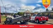 Un fuerte choque provocó el vuelco de un auto