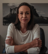 Premio Nobel para Maria Corina Machado por lucha por la democracia a pesar de respaldar agresiva escalada militar del régimen de Donald Trump contra Venezuela genera críticas