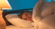 Dormir con luz encendida aumenta el riesgo de infartos y ACV, según un estudio con 90 mil personas