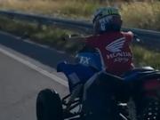 Filmó a su hijo de 5 años manejando un cuatriciclo en la ruta y lo subió a sus redes sociales