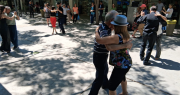 Los milongueros de San Juan celebraron el Día Nacional del Tango bailando en la peatonal