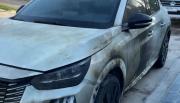 Incendio en barrio Scalabrini Ortiz: un Peugeot 3008 quedó destruido y la Policía investiga un ataque intencional