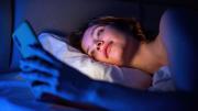 Cómo la luz azul altera la producción de melatonina