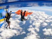 Se le abrió el paracaídas antes de tiempo y terminó enredado en la cola del avión a más de 4.000 metros