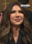 (VIDEO) Manifestantes interrumpieron a la Secretaria de Seguridad Nacional Kristi Noem en audiencia en el Capitolio