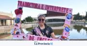 Agustina se recibió de traductora de inglés y celebró en la Plaza del Bicentenario