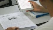 Una escuela secundaria incorporó dispositivos digitales para fomentar el hábito de la lectura