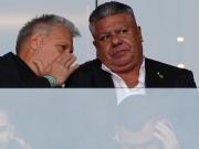 Claudio Chiqui Tapia, en medio del escándalo, ya es mirado de reojo por los dirigentes del fútbol argentino: unos lo adulan por interés y otros tragan saliva