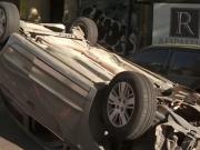 Un auto chocó a otros dos estacionados en Balvanera: el conductor huyó por la ventana y se llevó los papeles del vehículo