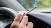 Cómo puedo eliminar el olor a cigarrillo del auto antes de que se impregne