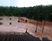 “¡Estamos sobre los techos!”: activan operativo terrestre y aéreo tras desborde del río Piraí en El Torno