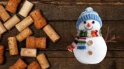 Con corchos de vino o champagne, crea hermosos muñecos de nieve para adornar el pinito de Navidad