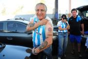 Entre el rojo y el celeste: la historia del hincha de Aguilares que divide su corazón entre Racing y Newbery