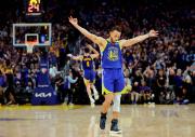 Curry sorprende a todos con este gran tiro fuera de juego