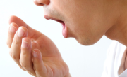 Los 6 trucos que pueden volverse hábito para no tener mal aliento por las mañanas
