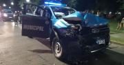 Una patrulla municipal y un camión recolector chocaron en La Plata y tres agentes resultaron heridos