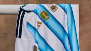 Para el Mundial: ¿conviene comprar la camiseta argentina en Chile?