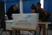 Abren los colegios electorales en Chile para el balotaje presidencial entre Jara y Kast