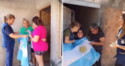 Docentes sanjuaninas emocionaron a todo un pueblo tras anunciar el cuerpo de bandera casa por casa