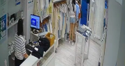 Video: mecheras distrajeron a una vendedora y robaron prendas en un local de ropa del centro de La Plata