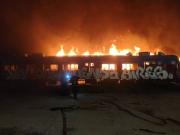 Impactante incendio de vagones abandonados en un predio de Colegiales