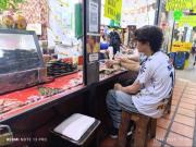 La gente desayuna con hallacas: conozca los combos y precios en calles y mercados