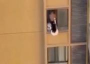 Mujer huye por el borde de un piso 13 al ser descubierta por la esposa de su amante y casi cae al vacío -