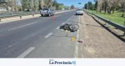 Susto en Circunvalación: fuerte choque a una policía motociclista