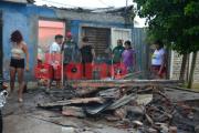 Una familia quedó con lo puesto al derrumbarse su casa