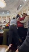 Diputadas se pelean a golpes y jalones de pelo en parlamento de Ciudad de México