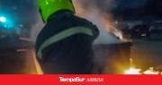 Fuego nocturno en un contenedor de residuos en la vía pública