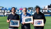 El último acto en Belvedere: una foto para la historia con Abel Hernández, Palma y Joaquín Papa, los mejores del año de Fútbolx100, antes de su demolición