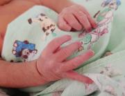 Bebé abandonado sigue internado y autoridades piden ayuda mientras la madre no aparece