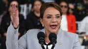 Presidenta de Honduras denuncia que Juan Orlando Hernández planifica “un golpe” contra su Gobierno; el exmandatario responde que es falso