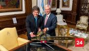 La libertad avanza en toda Latinoamérica: Kast y Milei posan junto a la icónica motosierra en la Casa Rosada