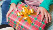 Mujer le envió a su suegra una lista de regalos para su hijo en Navidad y lo que ella le compró la dejó descolocada