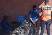 La policía detuvo a un joven y recuperó una motocicleta robada