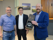 Kicillof levantó el perfil con una visita a Insfrán y apuntó contra Milei