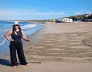 Lidia Rosana Gómez, la artista de Las Grutas que crea obras gigantes en la arena y quiere romper un Récord Guinness